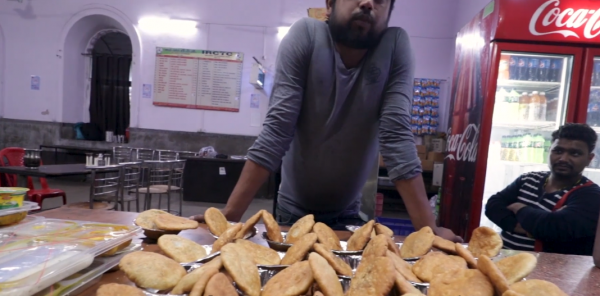 美國夫婦乘坐印度火車，買了二等座，一路上差點把隔夜飯吐出來