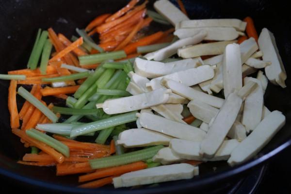 下雪天,我家隔三差五做這菜,不放肉也很香,好吃不上火 下雪天,我家隔三差五做這菜,不放肉也很香,好吃不上火