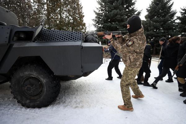 俄烏緊張局勢升級 烏克蘭平民開始接受戰鬥和生存訓練