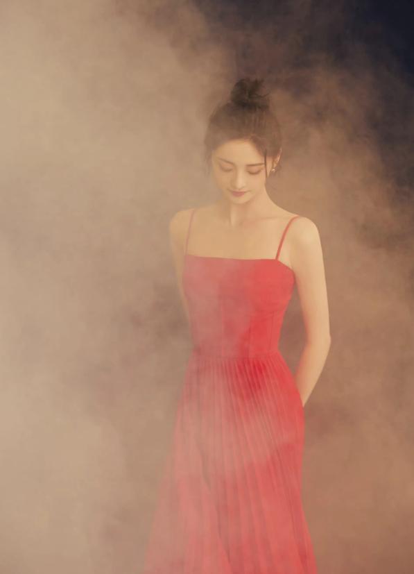 周潔瓊夢幻舞臺大片,紅色吊帶裙溫柔優雅,煙霧繚繞朦朧唯美 周潔瓊夢幻舞臺大片,紅色吊帶裙溫柔優雅,煙霧繚繞朦朧唯美