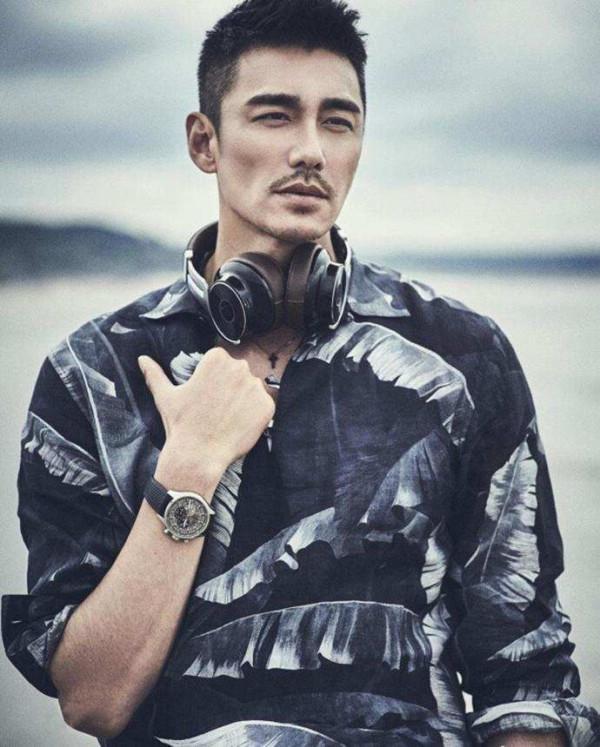 胡兵真不見老，50歲穿風衣依然有型，同框小20歲何超蓮好像同齡人