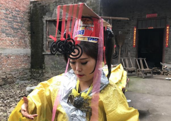 河南一女子模仿武則天，泡麵當王冠，麻袋做龍袍，23家公司求籤約