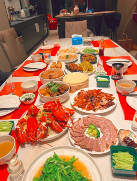秋瓷炫張傑等9個藝人曬年夜飯，美味又好看，他和父母只吃1道菜