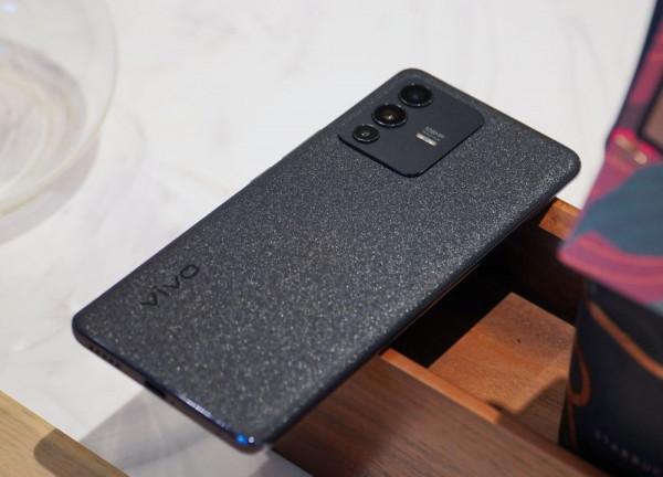 從這三款明星手機的配置看，你認為春節後降價多少合理呢