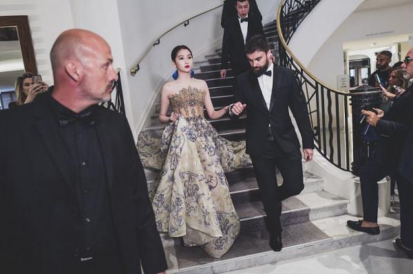 關曉彤長相真的很成熟,穿帶洞的服裝,展示纖細的小蠻腰 關曉彤長相真的很成熟,穿帶洞的服裝,展示纖細的小蠻腰