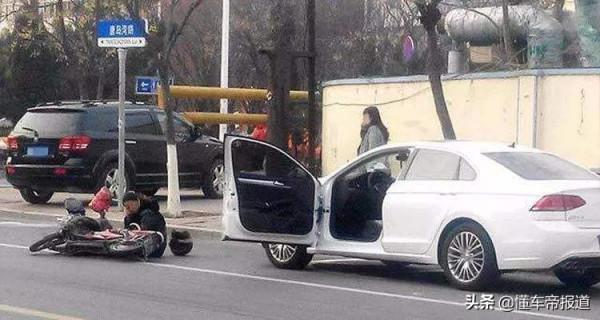 關注｜車輛開門掀翻電動車？英國規定下車不用荷式開門將罰近萬元