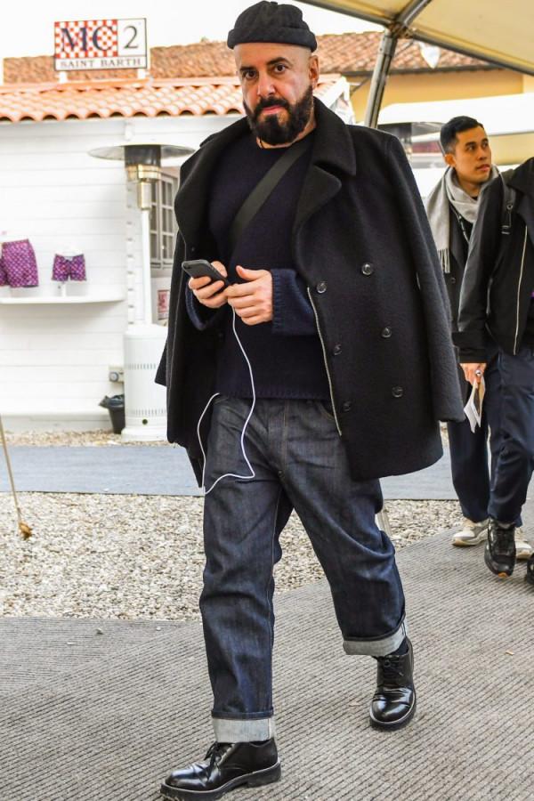 用光滑的素色腳趾升級你的西裝風格