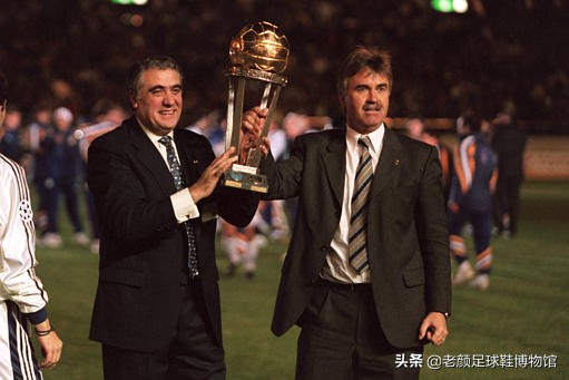 22歲兩奪歐冠，因荷蘭隊內訌失去皇馬主力位置，2400萬歐加盟國米