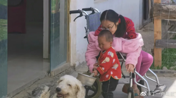 200塊，一條狗，他攜絕症女友環遊中國