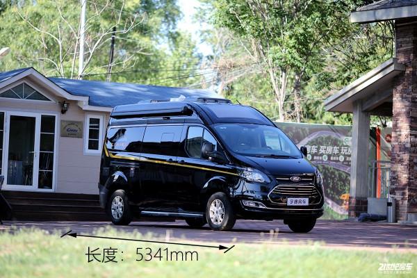 不懼限高！美女初體驗高度只有2米4的宇通福特B型房車