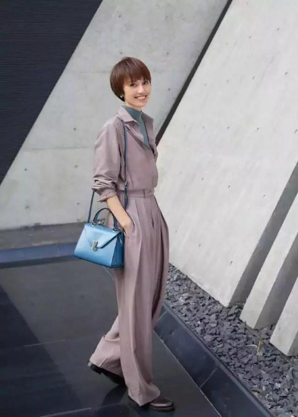 袁泉穿襯衫,配闊腿褲氣質無敵,“美到骨子裡” 袁泉穿襯衫,配闊腿褲氣質無敵,“美到骨子裡”