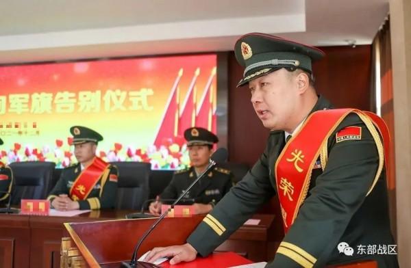 揮淚轉身，32名軍官光榮退役