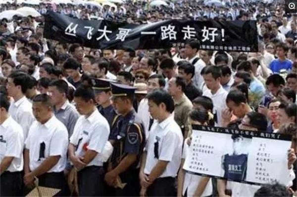 “深圳玫瑰”邢丹葬禮：與老公叢飛合葬，五歲女兒痛哭，千人送別