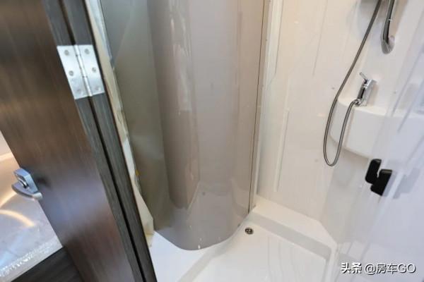 這臺房車有5種充電方式，車內電器語音控制，衛生間也是乾溼分離