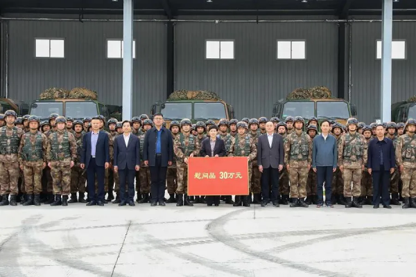 暖!駐地領導到營門歡迎凱旋官兵! 暖!駐地領導到營門歡迎凱旋官兵!