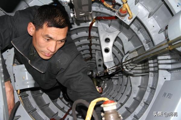 敢叫板外國專家，部隊為留住他改士官編制，公司40萬年薪挖人遭拒