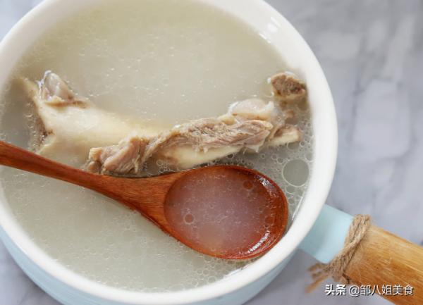 燉大骨湯有竅門，記住兩點，燉好後湯鮮味美、肉嫩不柴，真香