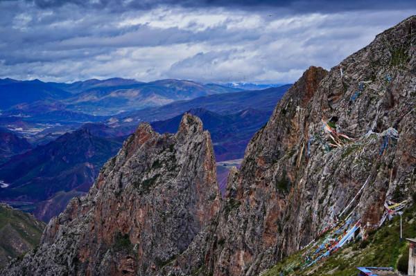 西藏海拔4800米高山上，又長出6座奇峰，藏族人在懸崖上建滿房子