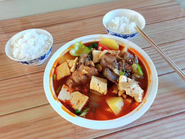 大骨頭還是這樣燉出來最香，香辣鮮美，兩人一大盆吃香了