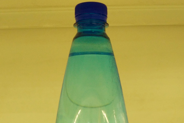 沒喝完的瓶裝水，放在車內暴曬後不能喝，易增加患癌風險？