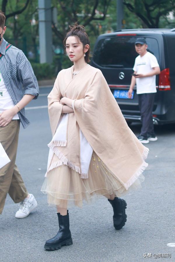 唐藝昕央視上班生圖,粉色紗裙粉色披肩甜美有氣質,少女變貴婦了 唐藝昕央視上班生圖,粉色紗裙粉色披肩甜美有氣質,少女變貴婦了