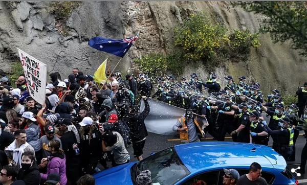 澳大利亞亂了!為反疫苗太瘋狂,抗議者圍攻警察,騎警街頭衝鋒 澳大利亞亂了!為反疫苗太瘋狂,抗議者圍攻警察,騎警街頭衝鋒