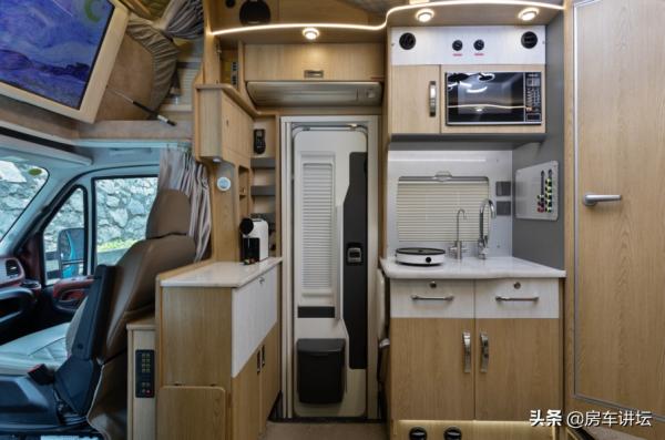 228&period;8w碳纖維交期長&quest;選141&period;8w的玻璃鋼&comma;除車身以外所有配置都一樣