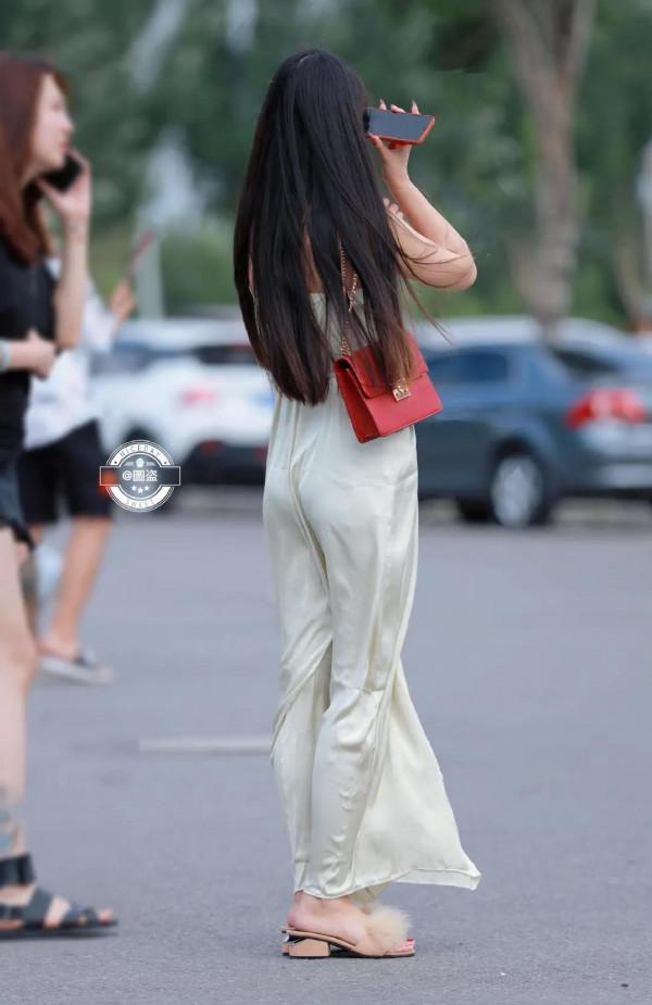 穿吊帶連衣裙的時尚小姐姐 穿吊帶連衣裙的時尚小姐姐