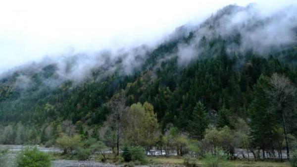 川西達古冰川- 別人在吸氧，我卻在海拔4860的雪山之巔奔跑