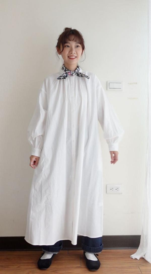 這樣穿洋裝超百搭超可愛!純白連身裙+針織背心重複穿搭 這樣穿洋裝超百搭超可愛!純白連身裙+針織背心重複穿搭