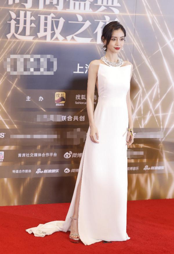 baby“定海神針”紅毯再度封神！穿白裙好優雅，竟然贏了張雨綺