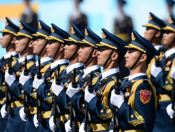 為何閱兵時不是荷槍實彈？1981年埃及總統遇刺，給各國敲響了警鐘