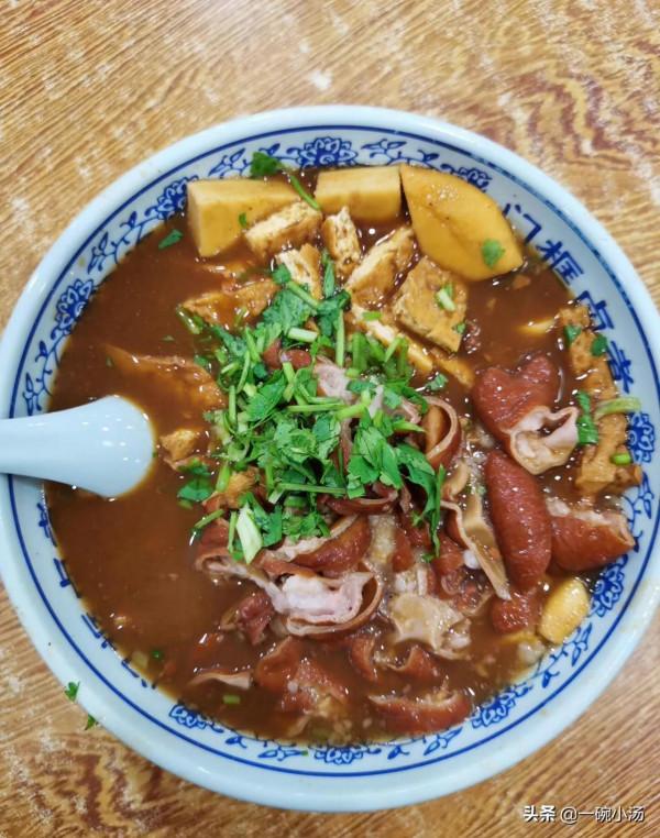 大冬天的來這麼一碗熱乎乎的滷煮火燒，火燒，炸豆腐都吸足了湯汁