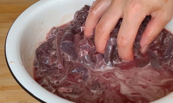 把啤酒倒入豬肝中，這種做法真是太厲害了，出鍋滿屋飄香，真解饞