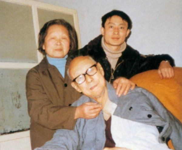 毛主席參加陳毅的追悼會，在一副輓聯前面留步，問：這是誰寫的