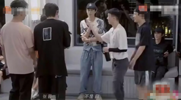 何炅被實名舉報？蔡少芬張晉合體營銷？王一博被節目組退貨？