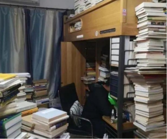 “凌晨10點半”的清華火了，看看他們，覺得自己的大學白上了