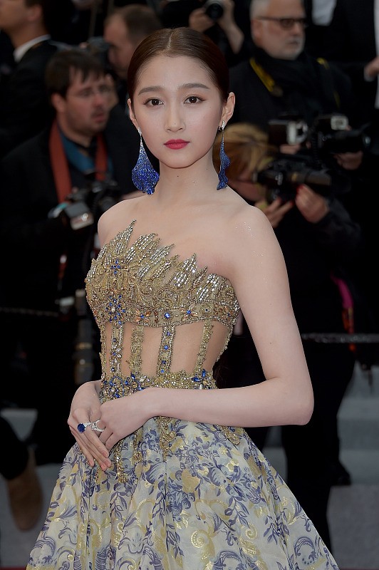 關曉彤長相真的很成熟,穿帶洞的服裝,展示纖細的小蠻腰 關曉彤長相真的很成熟,穿帶洞的服裝,展示纖細的小蠻腰