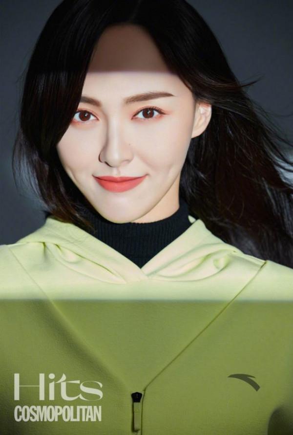 唐嫣攜手國貨登上大刊！硬是穿出大牌範，不秀身材照樣顯示央視範