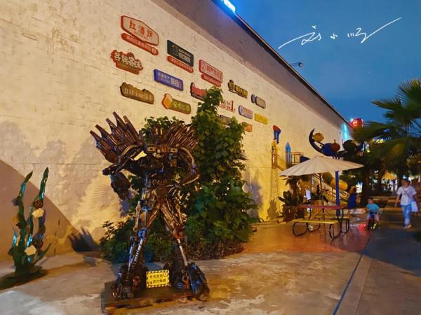 重慶汽博中心旁邊有個“紅酒廣場”，好看又好玩，已成網紅打卡點