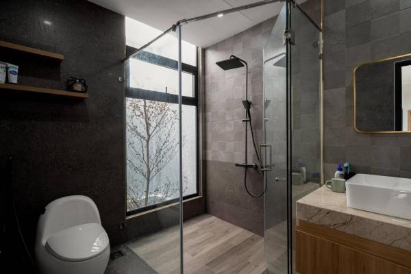 發現一棟302㎡別墅，那叫一個享受，入戶就有造景庭院，是真氣派