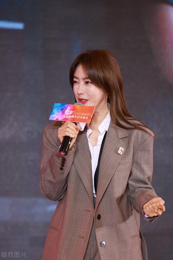 秦嵐亮相第29屆北京電視節目交易會,穿灰色西裝套裝秀大長腿 秦嵐亮相第29屆北京電視節目交易會,穿灰色西裝套裝秀大長腿