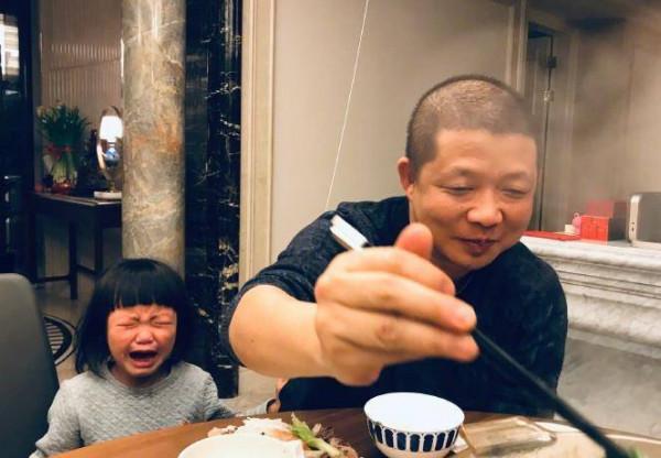 姚晨分享女兒與恩師合照，5歲小茉莉雙腿細長，穿著芭蕾服有氣質