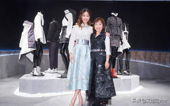 林心如高調亮相做宣傳,穿金色裙燙捲髮變女強人,形象突破大變樣 林心如高調亮相做宣傳,穿金色裙燙捲髮變女強人,形象突破大變樣