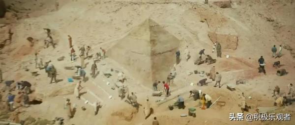 男子搬走了磚頭，沒想到是詭異的金字塔，裡面封印著死神阿努比斯