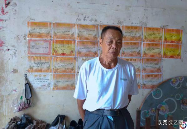 男孩軍訓昏迷倒地，從此告別校園，爺爺每天看著牆上26份獎狀流淚