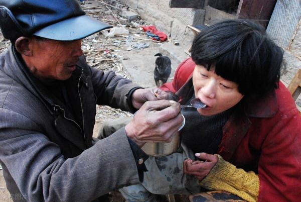 遠嫁15年，生3個孩子，王小翠被關地窖6年，是誰釀成的慘案？