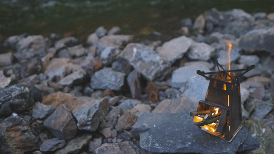 寒冷的天氣裡，組裝火爐子，取暖吃喝