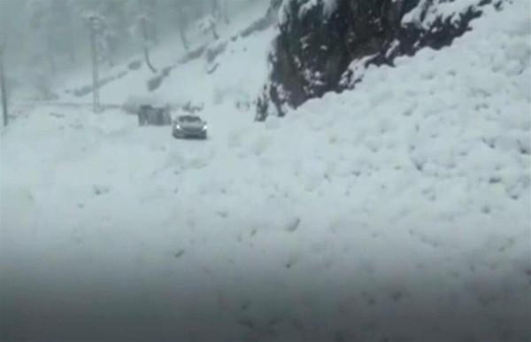 巴基斯坦暴雪獲救者親述：沒有預報，幾小時積雪厚達1.5米，車頂迅速堆成雪峰