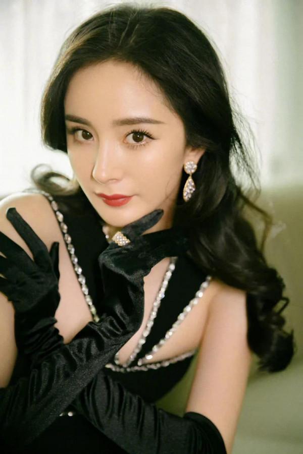 楊冪穿黑色緞帶長裙妝容精緻，微卷捲髮讓她顯得額外有女人味